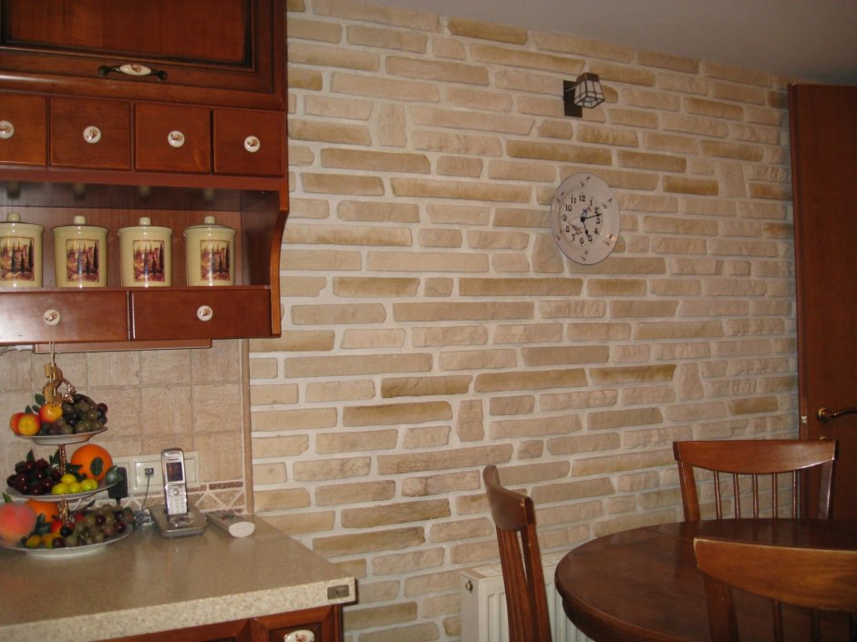 Декор кирпичной стены на кухне