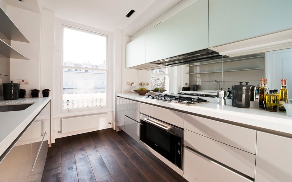 Белая кухня с зеркальным фартуком (67 фото)