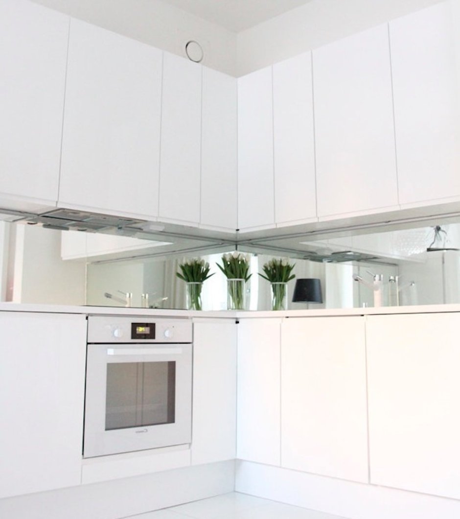 Белая глянцевая кухня угловая с зеркальным фартуком