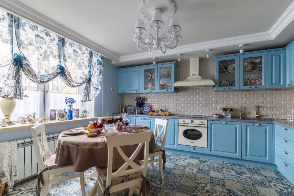 Белая кухня с синими шторами