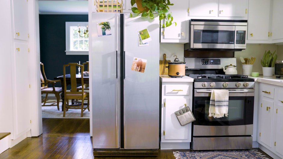 Холодильник нержавейка в интерьере белой кухни