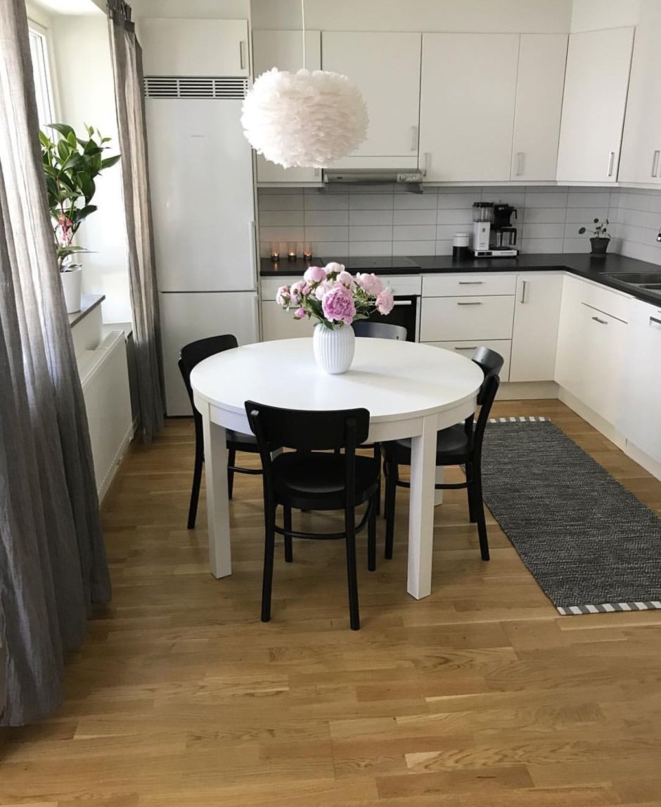 Круглый белый стол на кухню