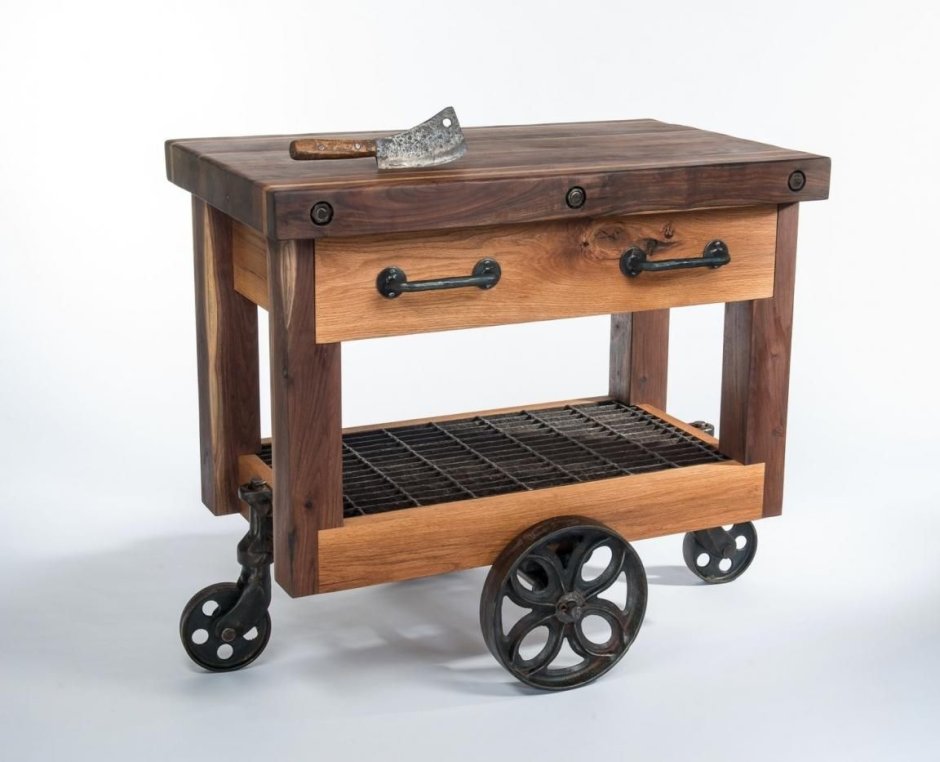 Деревянный столик на колесах