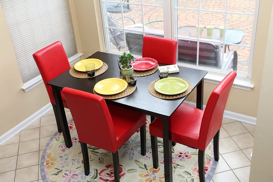 Красные барные стулья в интерьере кухни