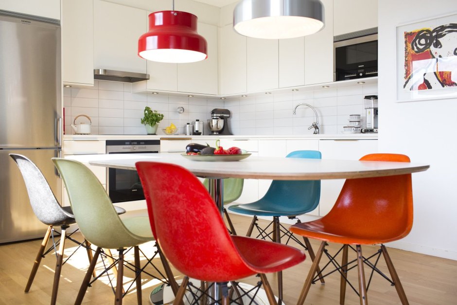 Кухонный стол и стулья под красную кухню