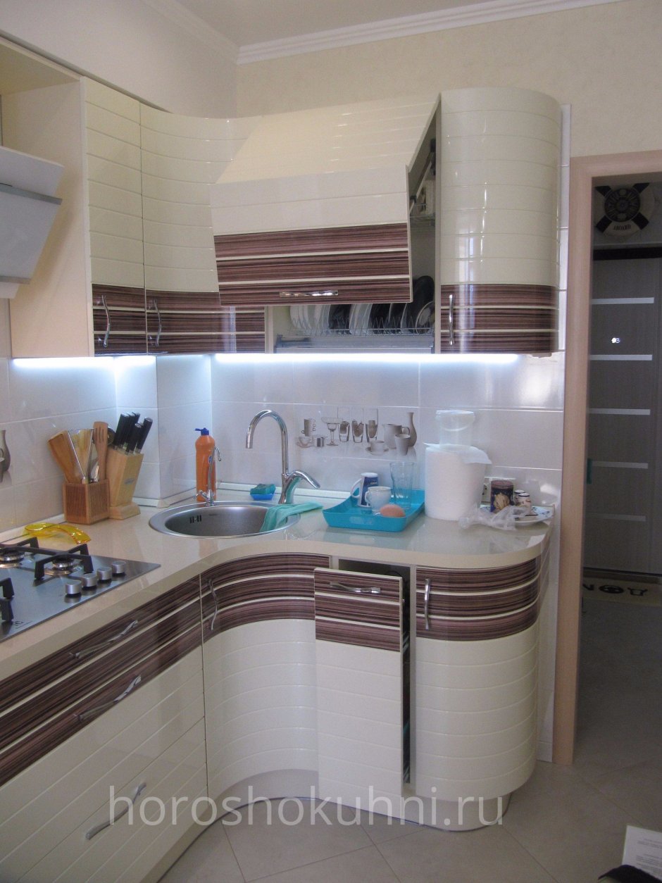 Белая кухня с радиусным фасадом
