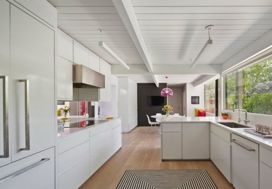 Кухня белая с деревом