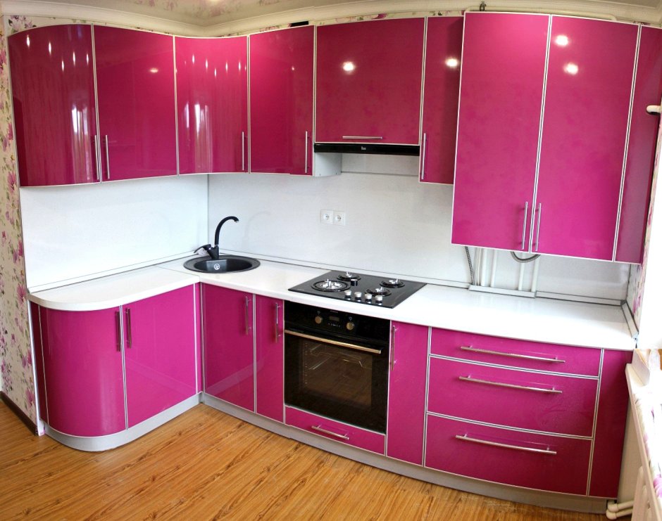 Розовая угловая кухня