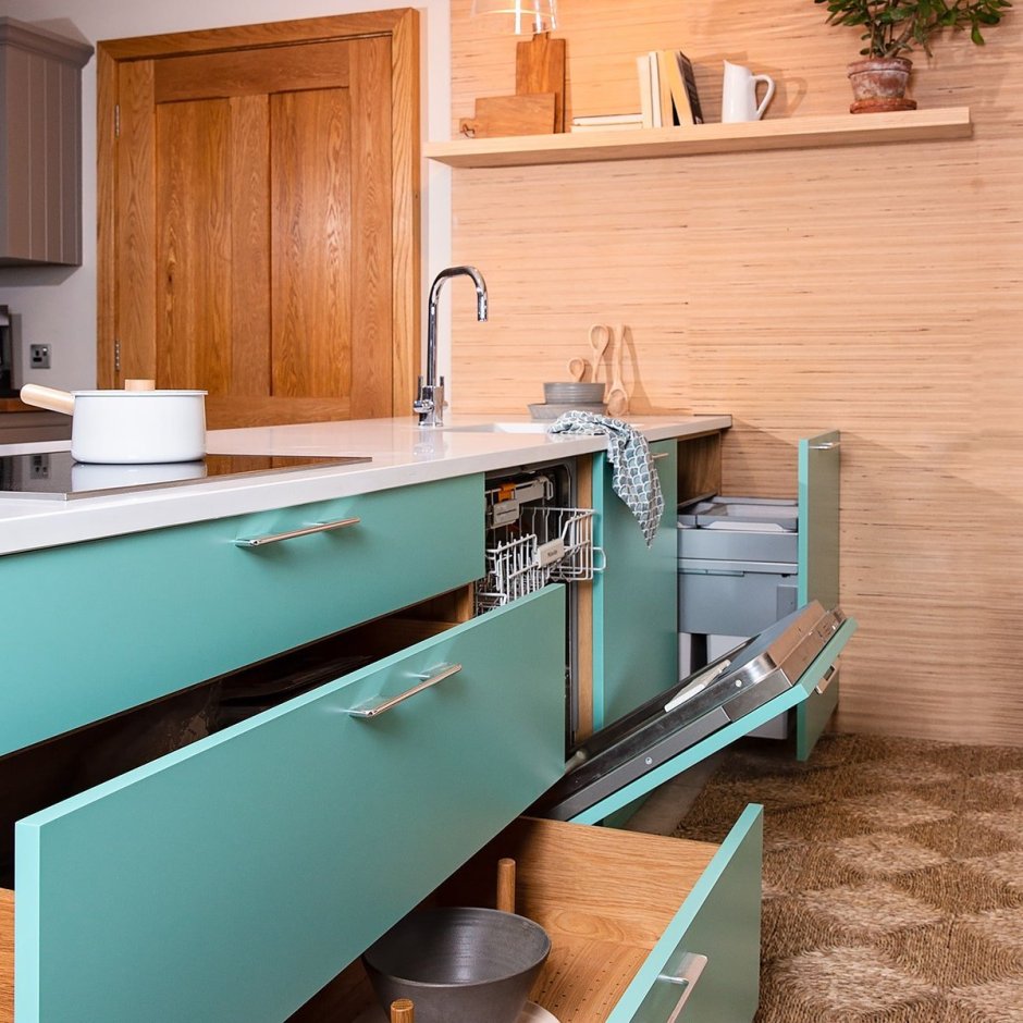 Бирюзовая кухня с деревянной столешницей