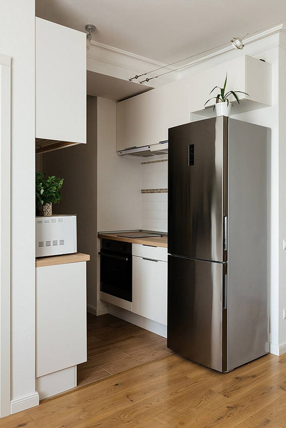 Холодильник в кухонной нише