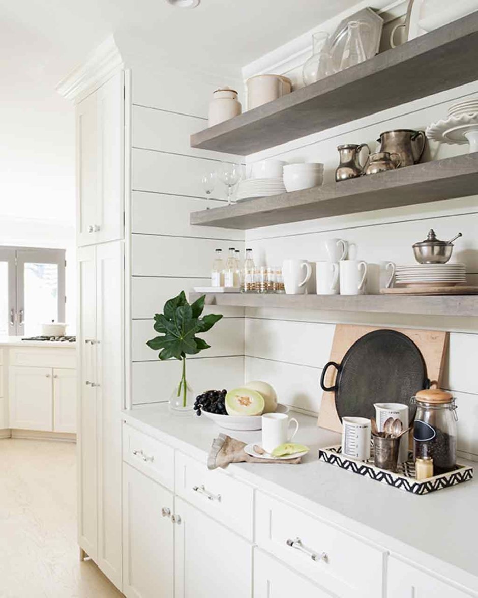 Белая кухня с деревянными полками