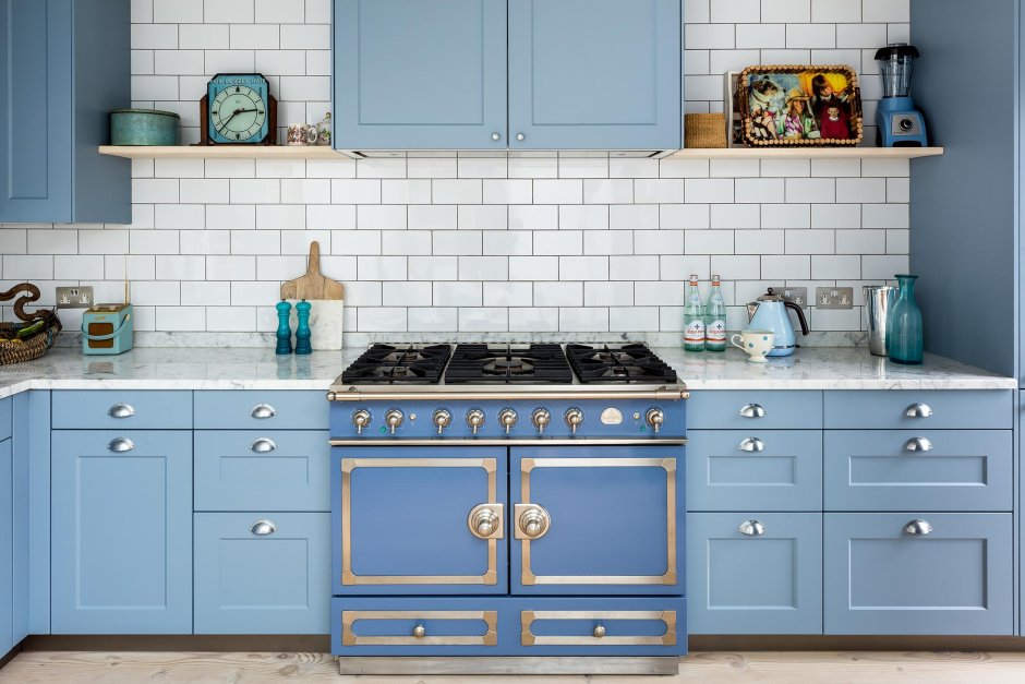 Голубая плитка на кухне