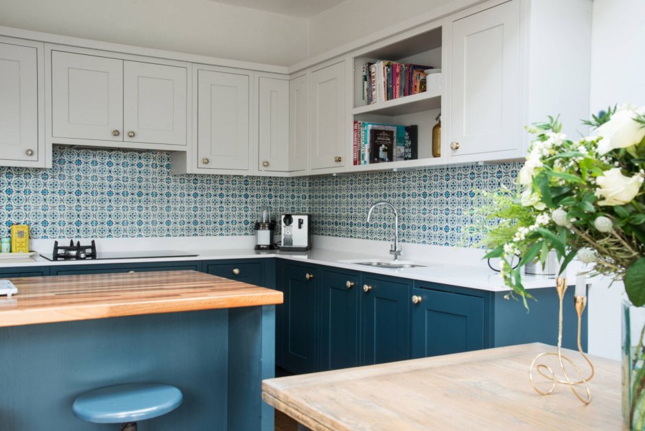 Синяя плитка на кухне