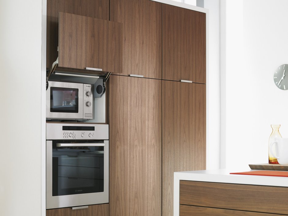 Кухонный гарнитур с холодильником и микроволновкой