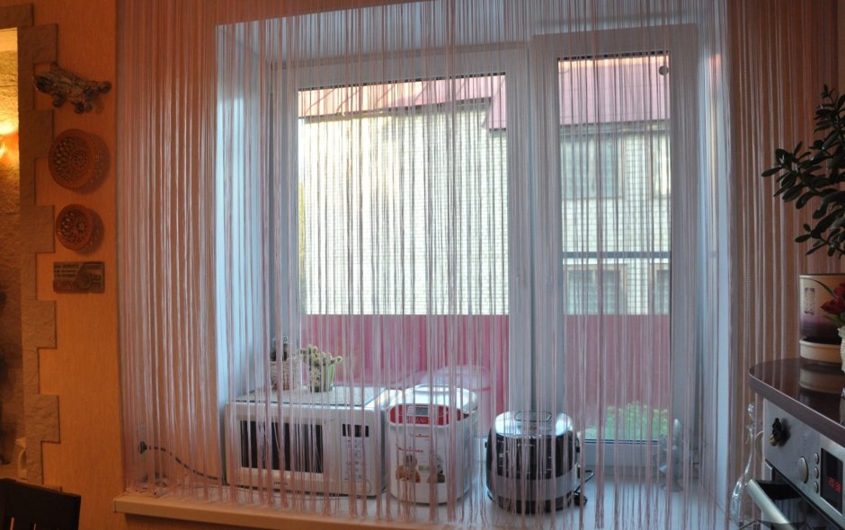 Нитяные шторы на кухне с балконом