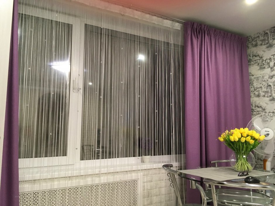 Нитяные шторы в интерьере кухни