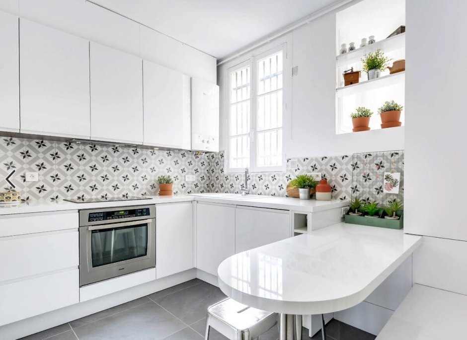 Белая кухня с яркими обоями