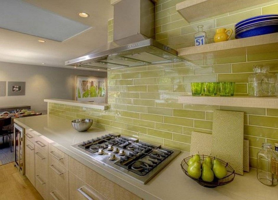 Серая кухня зеленые стены