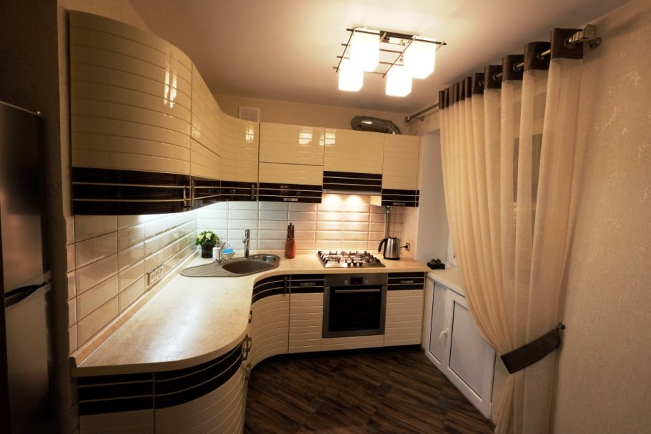 Кухонные гарнитуры для маленькой кухни с окном