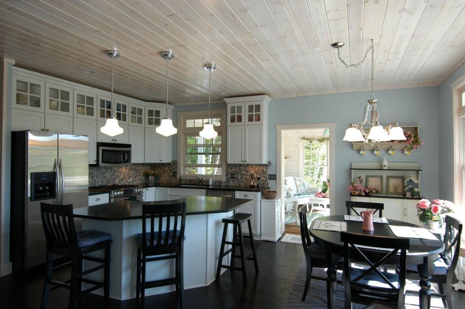 Кухня голубая с деревянным потолком