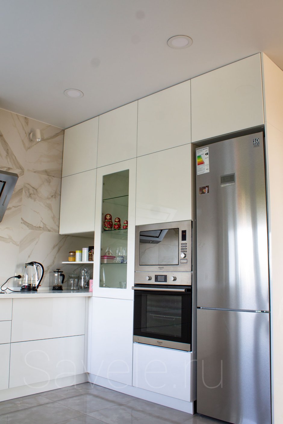Угловая кухня с пеналом и холодильником (66 фото)