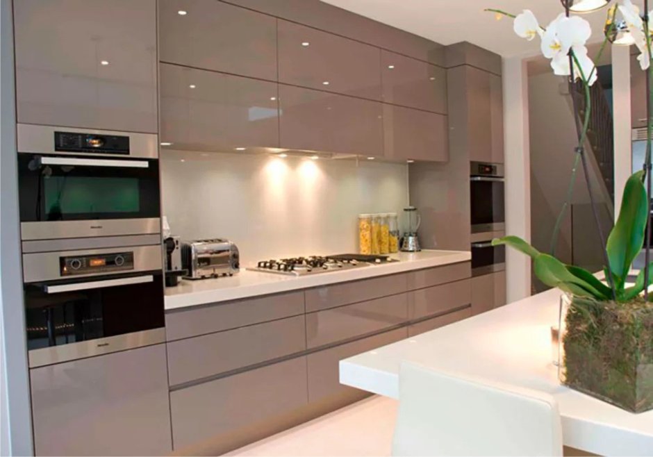 Интерьер кухни в черно-белом цвете в современном стиле