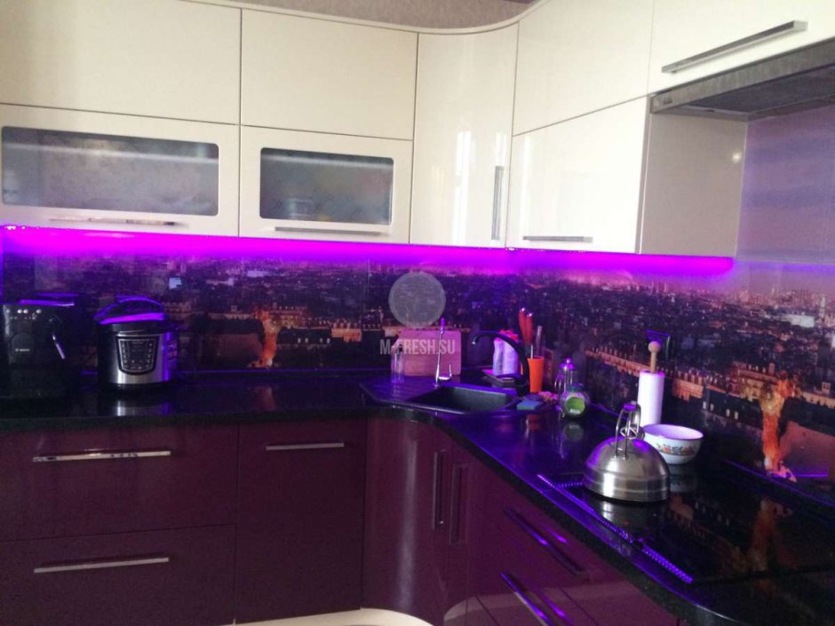 Кухонный гарнитур белый верх фиолетовый низ