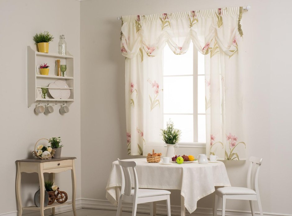 Короткая штора на окно с балконом