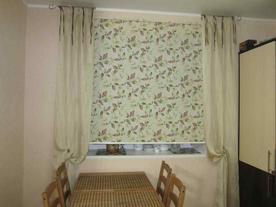 Рулонные шторы и тюль на кухне