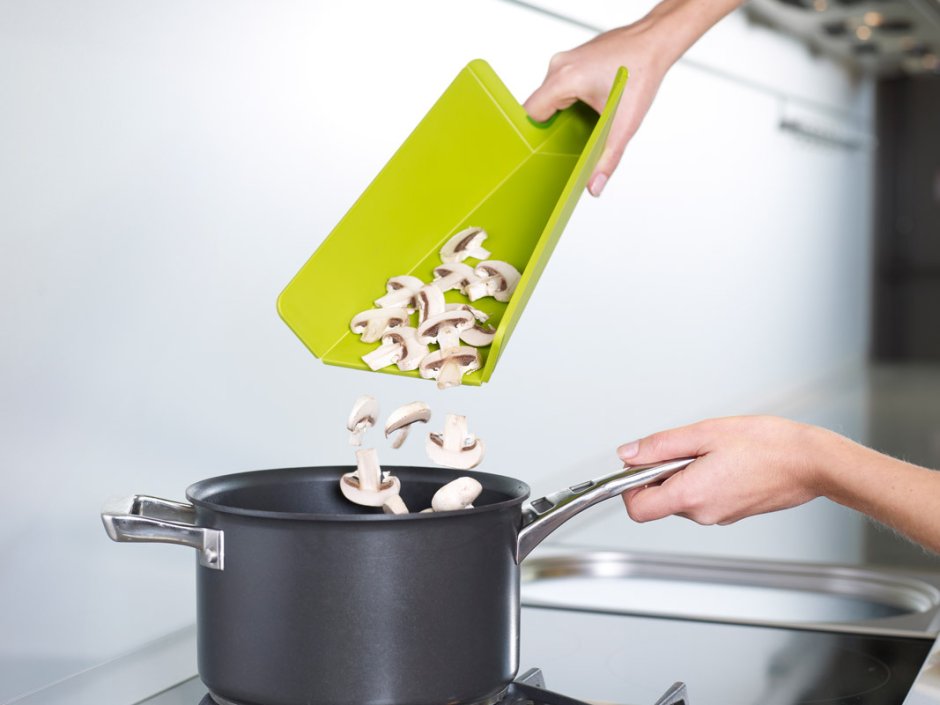 Разделочная доска Joseph Joseph chop2pot 17х32 см