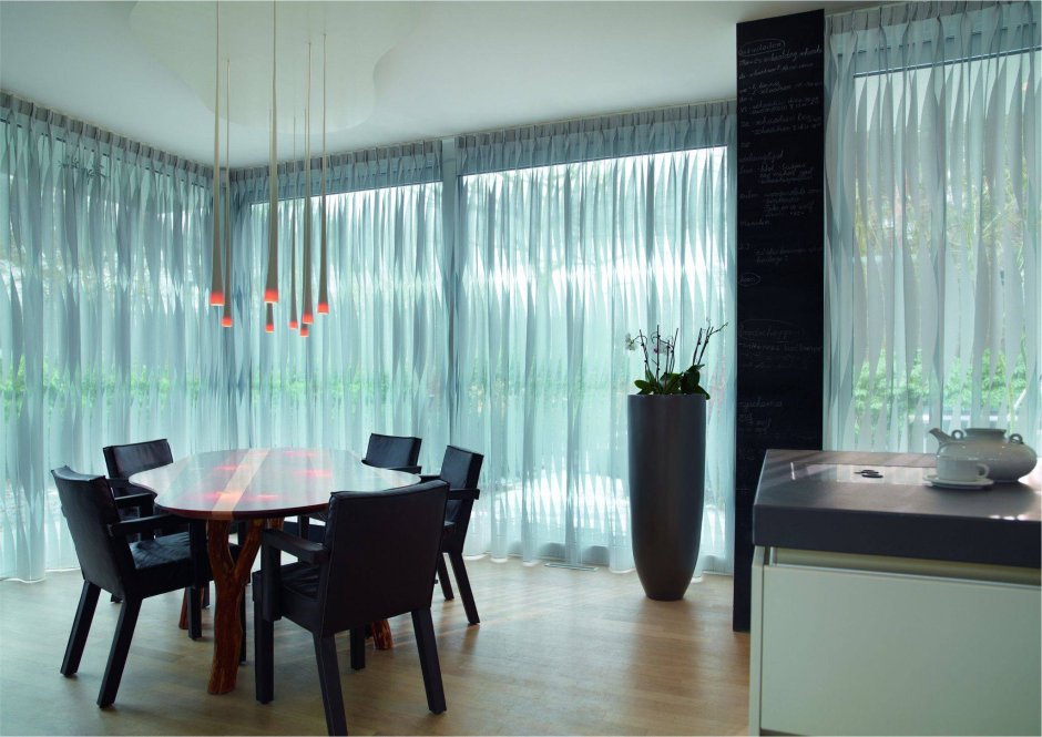 Бежевый кухонный гарнитур и шторы