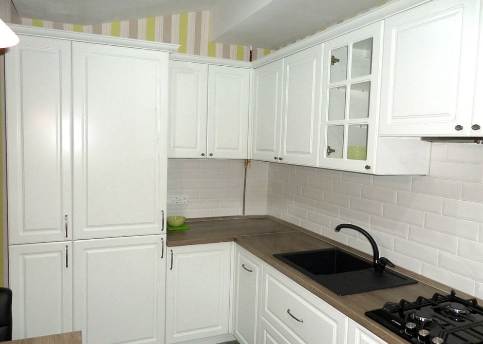 Белая угловая кухня с фрезеровкой