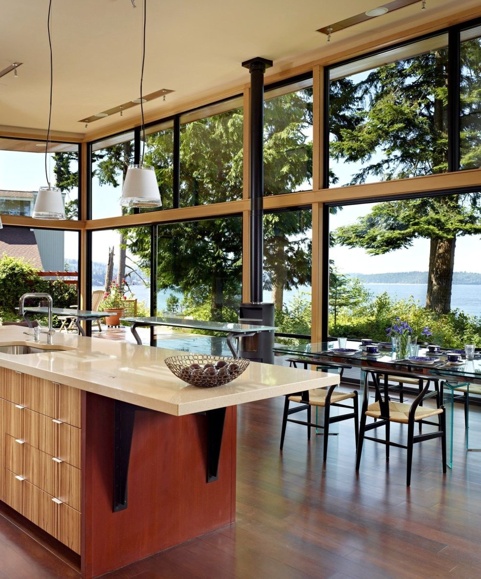 Кухня с панорамными окнами с видом на море