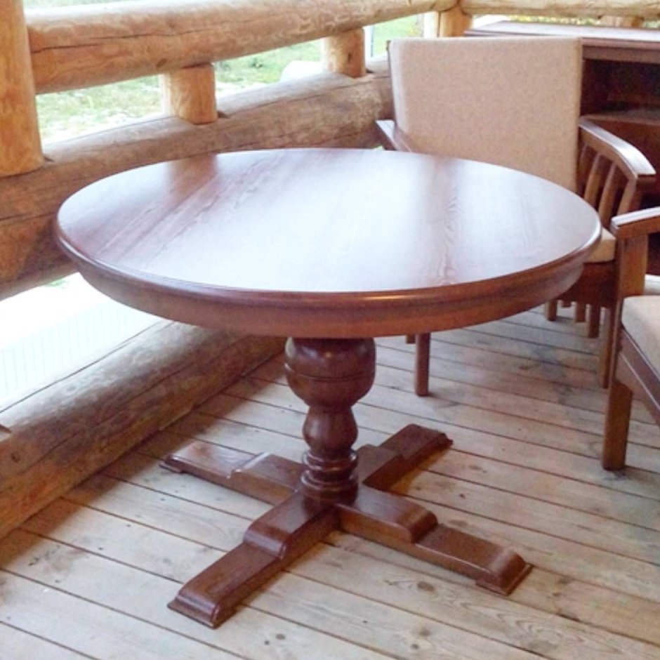 Круглый столик из лиственницы