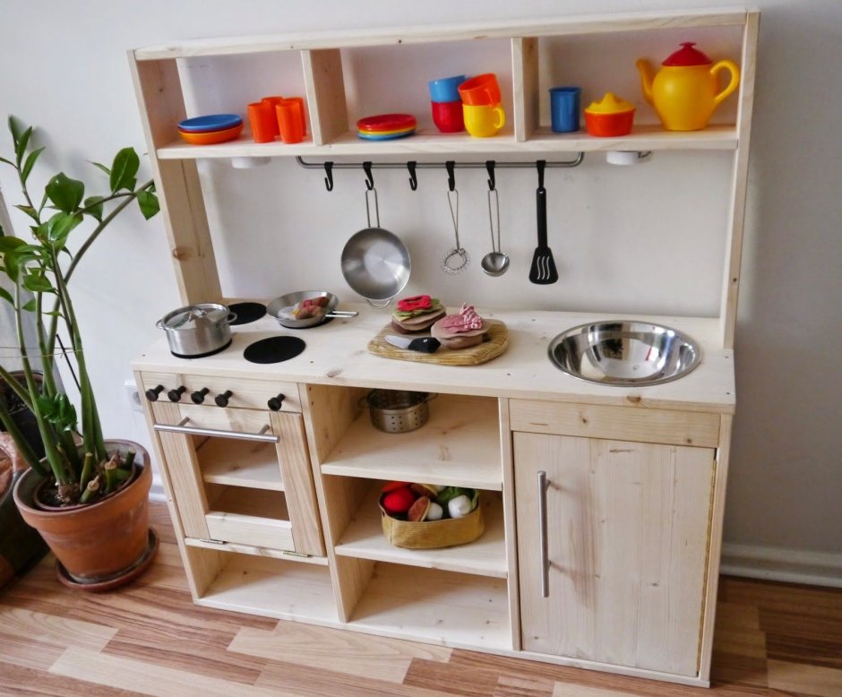 Маленькая деревянная кухня