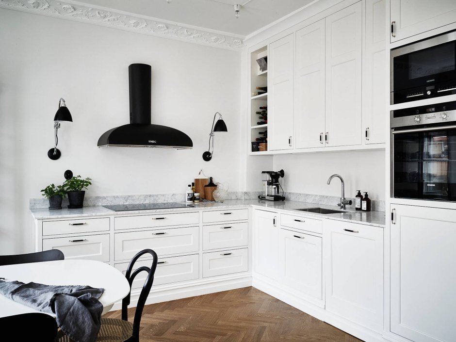 Белый кухонный гарнитур без верхних шкафов