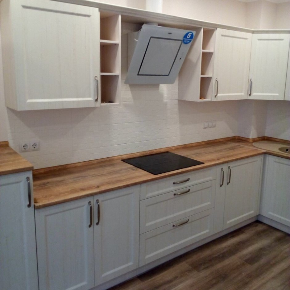 Белая кухня с фрезеровкой с деревянной столешницей