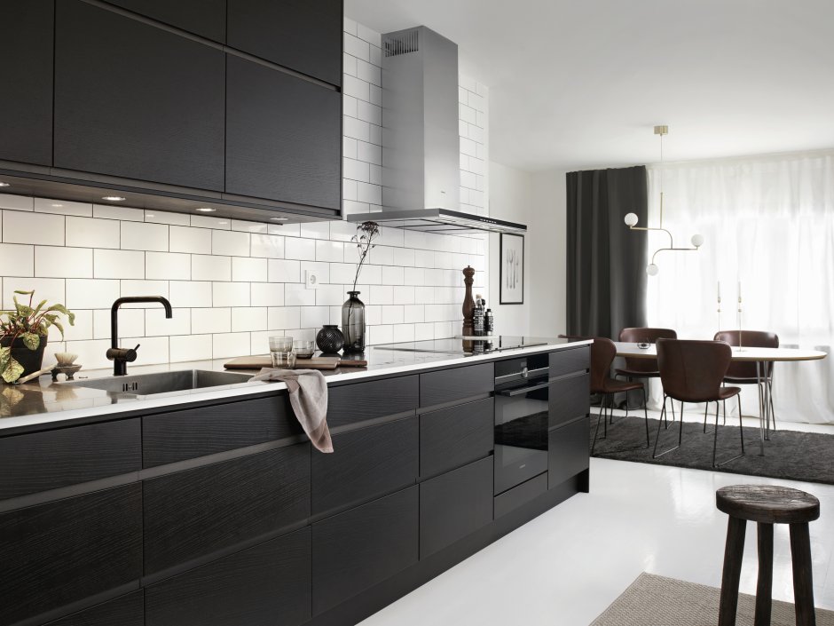 Белая кухня с серой плиткой