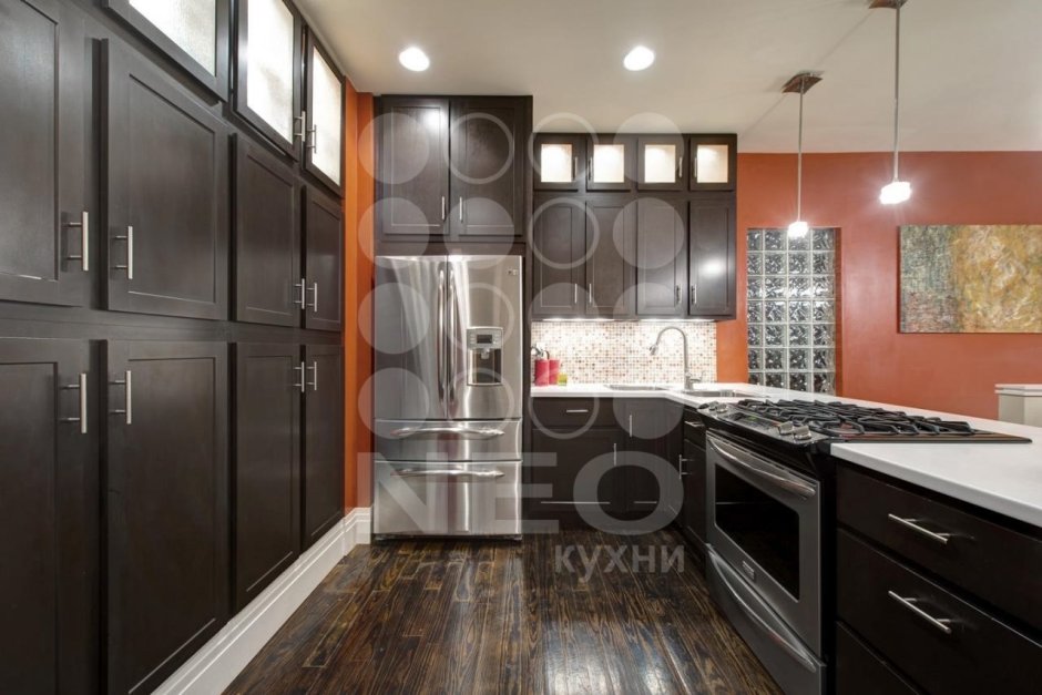 Черная плита в интерьере кухни