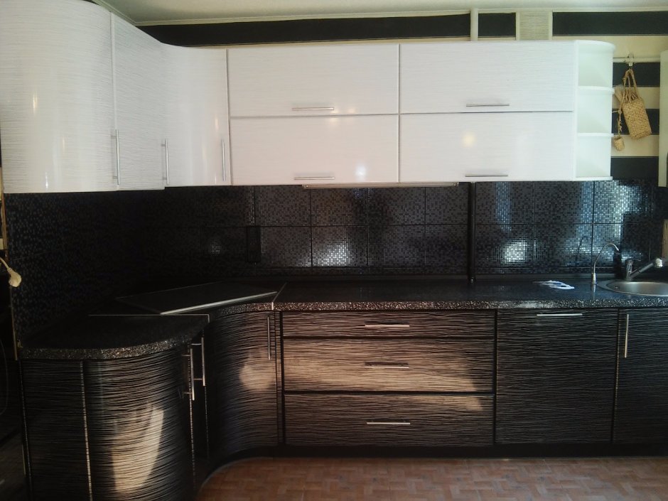 Современный кухонный гарнитур с окном