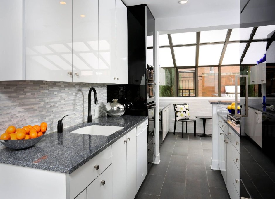 Коричневая плитка на кухне фартук