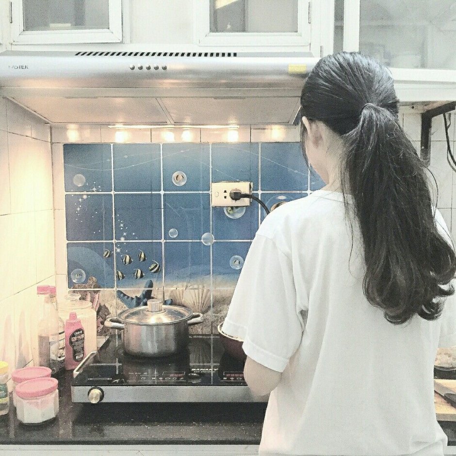 Девушка на кухне без лица
