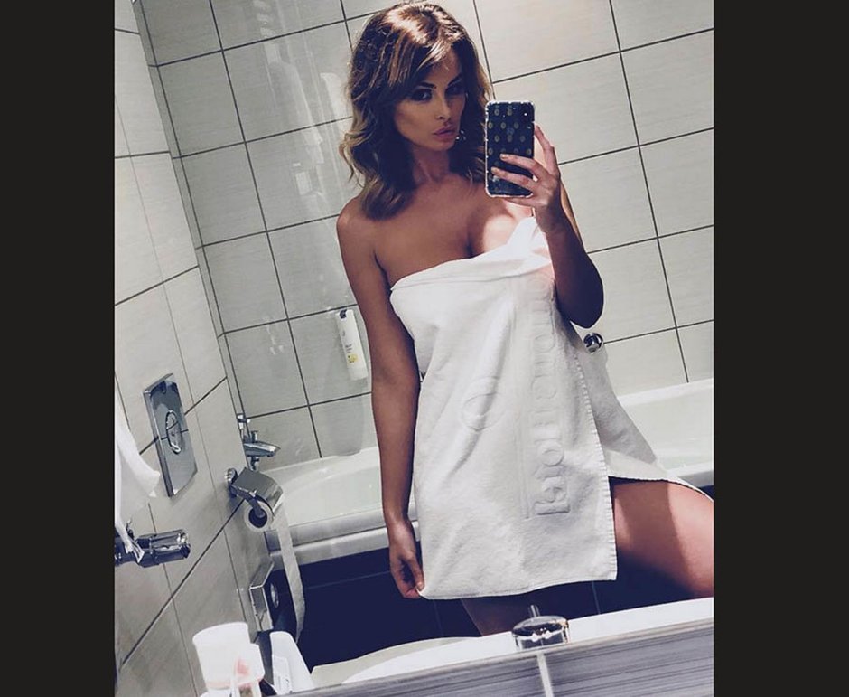 Анна Седокова в полотенце