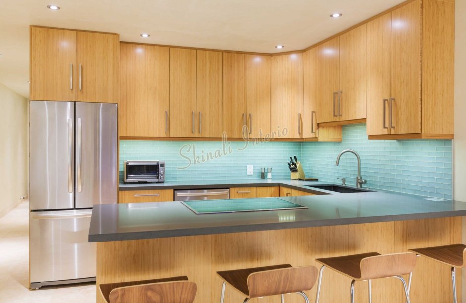 Светлые кухни со стеклянным фартуком