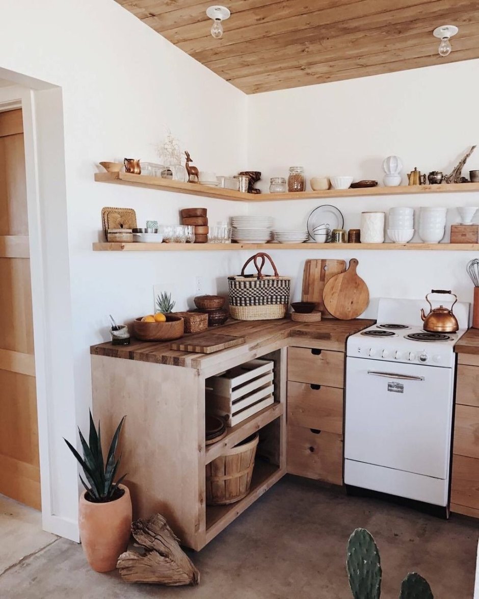 Маленькая деревянная кухня