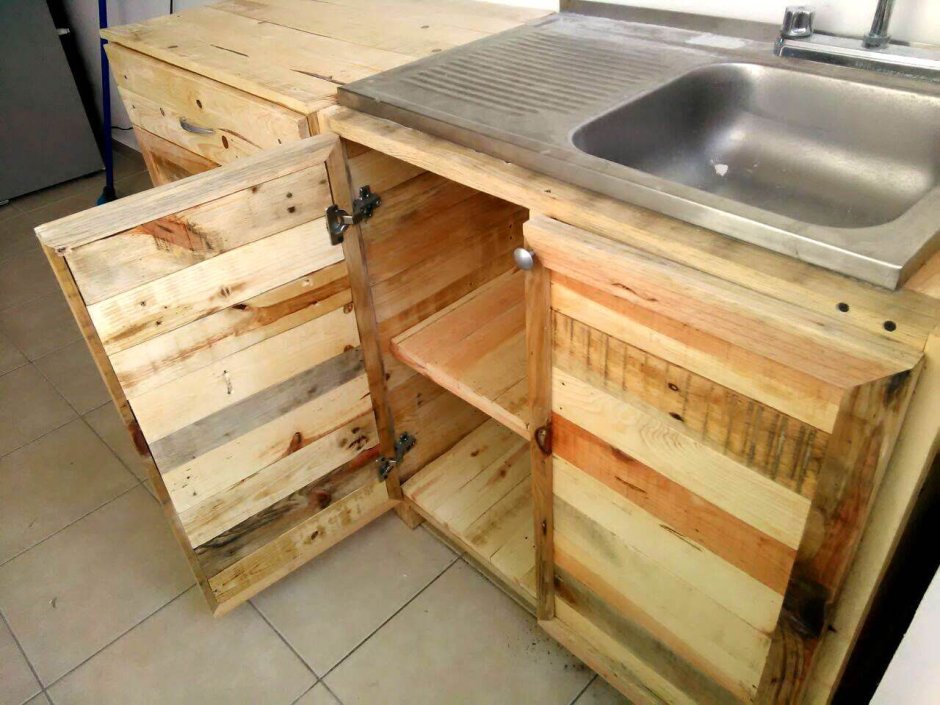 Кухня с деревянными полками