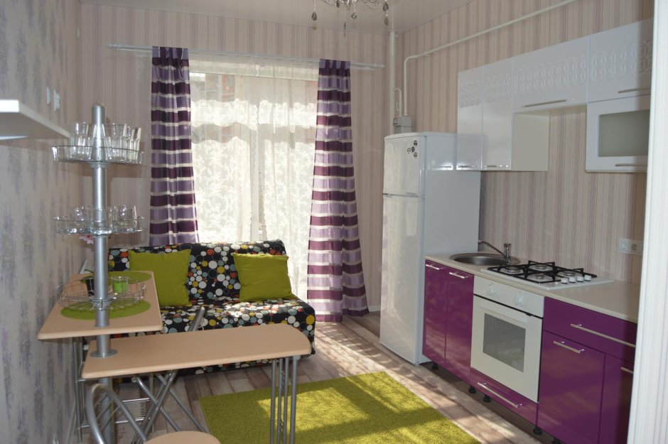 Сиреневая кухня с салатовыми занавесками