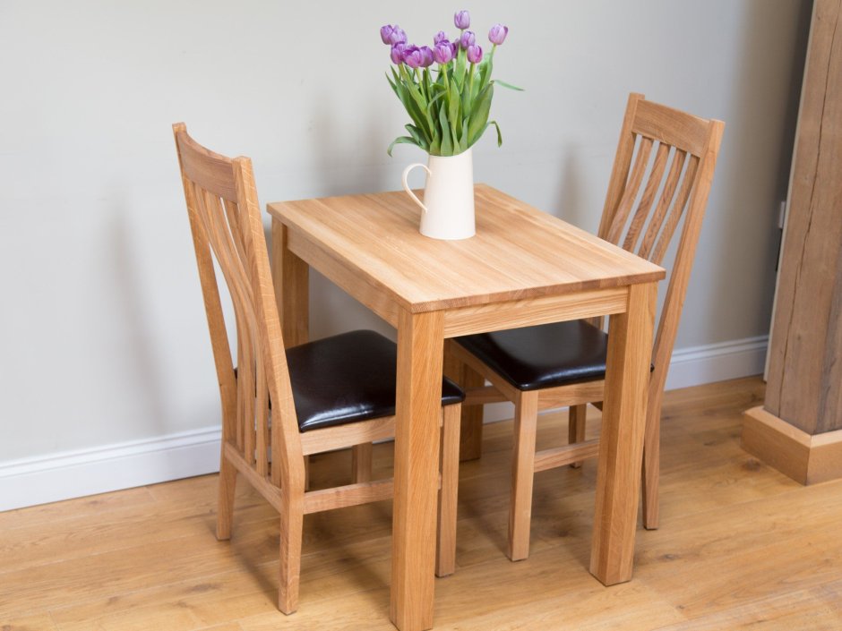 Стол и стулья для маленькой кухни из дерева