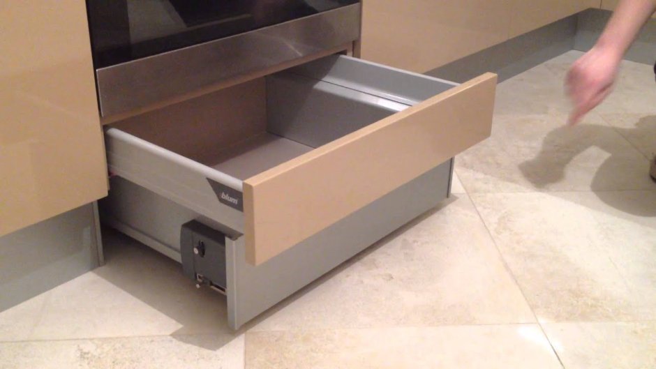 Выдвижной ящик в цоколе кухни (67 фото)