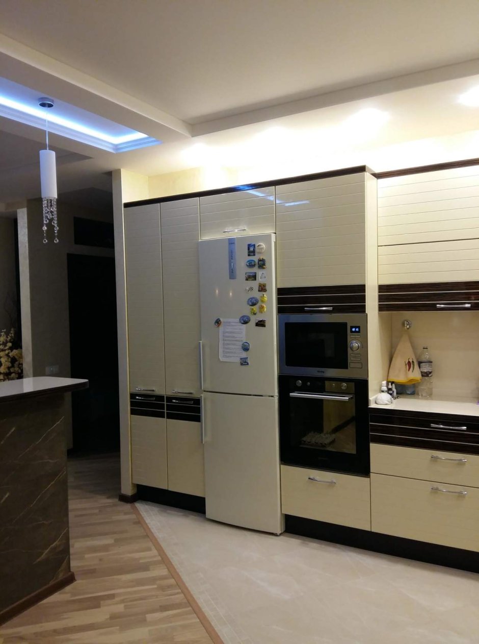 Кухонный шкаф со встроенной микроволновкой